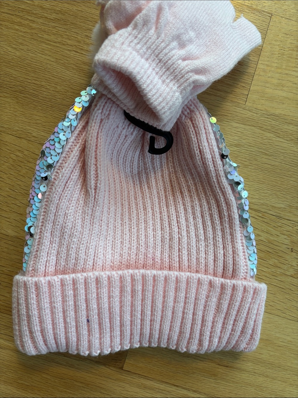 Girls’ NWT hat/glove set with iridescent sequins - Picture 3 of 3
